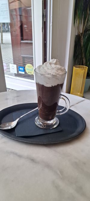 Chocolate quente vegano at Barbarella Juicebar in Ljubljana