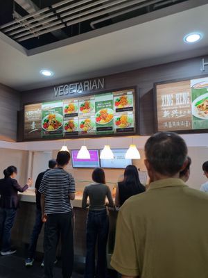 Queue at lunch hour at Verimix 素琳 - Science Park in Central Singapore
