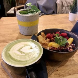 Bratapfel Speculoos Bowl (vg=vegan) soy Speculoos yoghurt, bratapfel topping and caramelised almonds) December 2021 at Ready in Luxembourg City