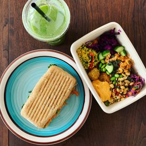 Vegan sandwich, vegan salad and a greenie 🌱 at The Food Stall - Train Station in Odense