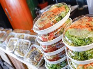 Al medio día salen nuestras viandas, para comer en el local o para llevar. (envases biodegradables) at Rincón Natural in Montevideo