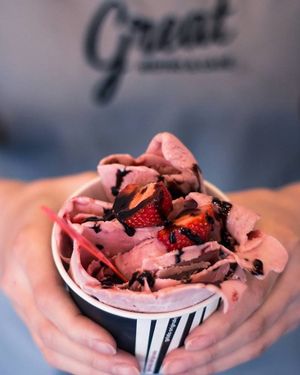 Pan Ice Cream with Strawberry Flavor. Gluten-free and without Milk at Great Bistro & Cafe in Plzen