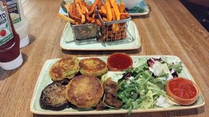 Aladdin ohne Brot, Gemüsefritten, Süßkartoffelfritten at Burgerei in Dresden