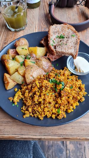Tofu Scramble with potatoes & bread at Satsang in Prague