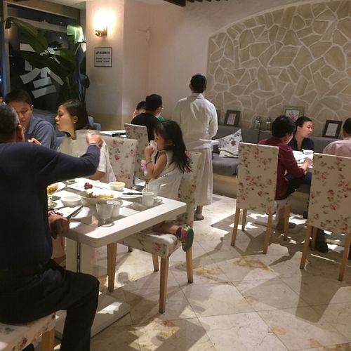 busy clean with happy young customers at Zǎozǐ Shù - Vegetarian Life Style - HuaiHai in Shanghai