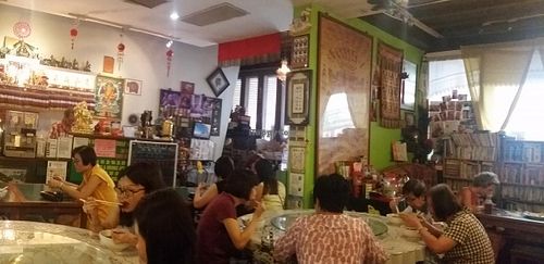 Lunch time crowd at Ci Yan Vegetarian Health Food in Central Singapore