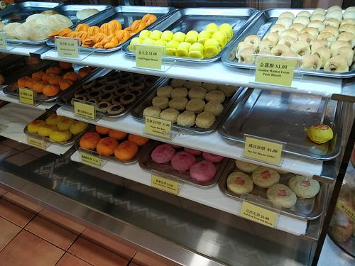 Wide variety of pastries at Kwan Im Vegetarian 東南亞觀音素食舘 in Central Singapore