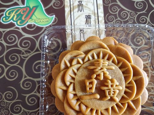 Moon cake with (mock) salted egg at Happy Vegetarian Mini Mart 喜洋洋素食总汇 in West Singapore