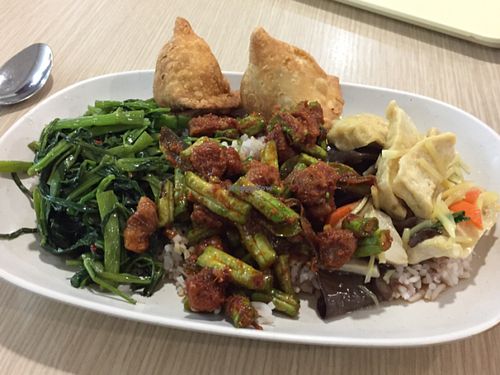 A plate, apologies for the 2 samosas which were from a different place at Rabiengboon - MBK in Bangkok