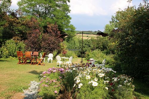 Vue sur le jardin pendant le repas at La Maison du Vert in Ticheville