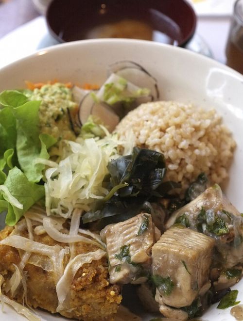 Bowl served in the restaurant: two cereals, one legume, pickels, vegetables at Grand Appetit in Paris