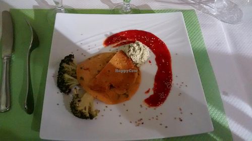 Indian pancakes with broccoli and hot pepper sauce in coconut at Manger Autrement in Toulouse
