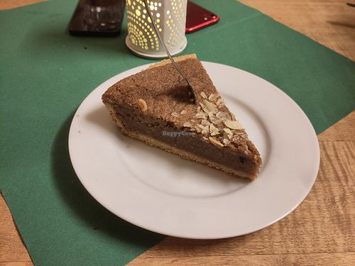 Vegan cinnamon almond cake at Ignaz in Munich