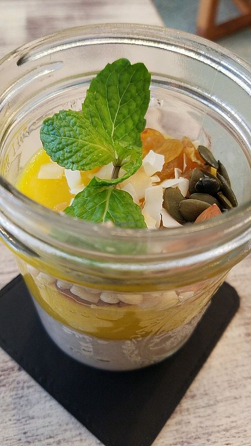 overnight oats at Dots Coffee in Koh Phangan