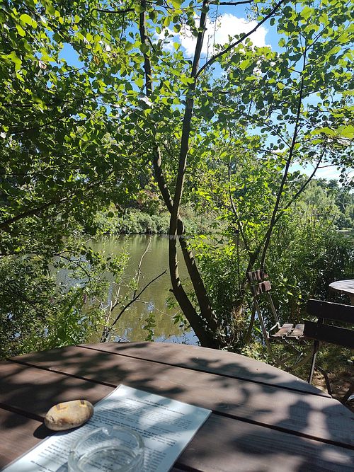 An der Leine gibt es Sitzplätze. :) at Cafe am Grün in Marburg