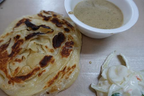 prata (without egg) with curry and onion salad at Arya Restaurant in Central Singapore