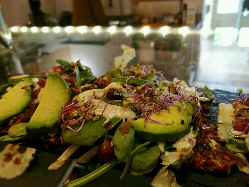 pizza vegana raw ! riquísimo y llena mucho.. at Crudi in Barcelona