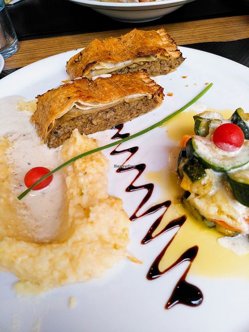 Tofu Wellington with mashed potatoes and roasted vegetables at Délices Veggies in Metz