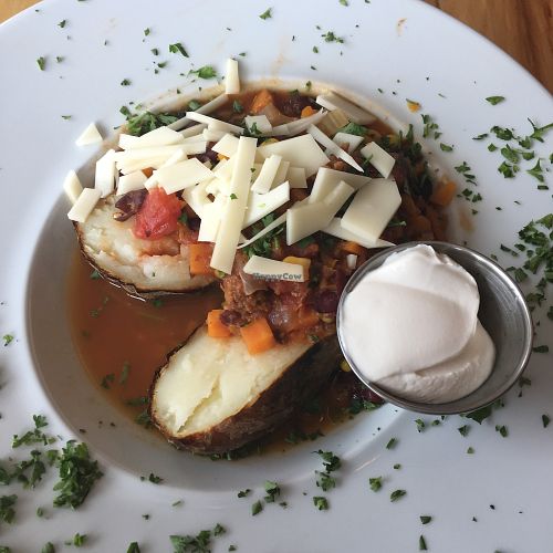 Bol de chili maison Ashley's avec crème sûre et fromage végétaliens at Ashley's in Montreal