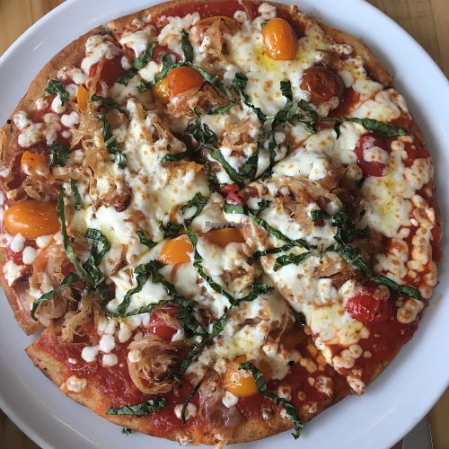 Pizza Belgrave avec fromage végétalien at Ashley's in Montreal