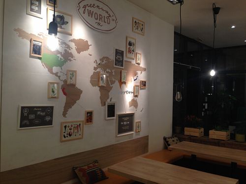 We bought some wraps and Burgers they were very delicious! the staff was also very friendly and I loved the interior also. I will return to try some other food  at Greenway in Leuven