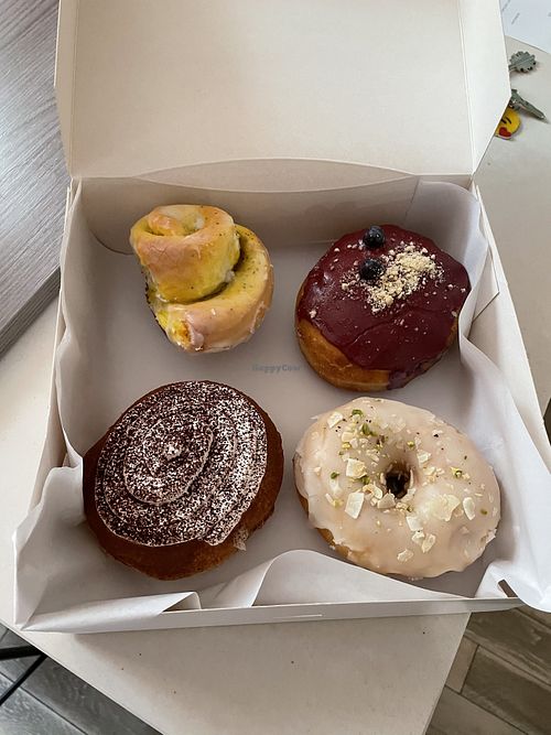 Caja de 4: limon y semillas de amapola, arándanos, mascarpone y crema y coco y pistachos at Delish Vegan Doughnuts in Madrid