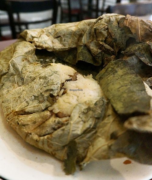 Riz gluant au poulet dans une feuille de lotus - inside (84) at Bodhi Vegan in Paris