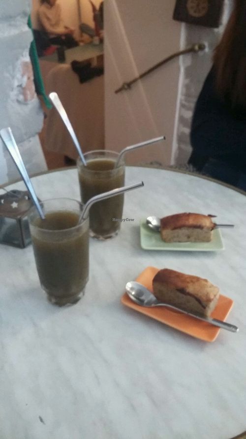 gateaux au pavot et jus de fruits at Same Same in Angers