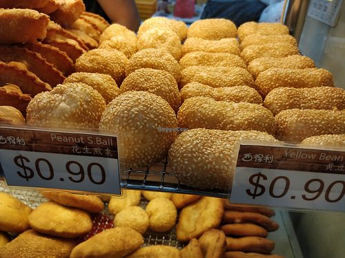 Peanut ball and yellow bean bun at Ci Xiu Villa 慈修轩 in West Singapore