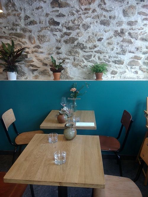 tables at Savvy in Sceaux