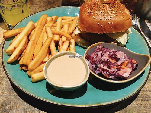 vegan chicken burger at Bidges & Sons Reeperbahn in Hamburg