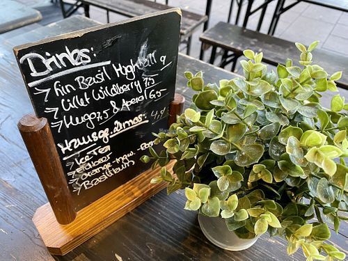 table at Bidges & Sons Reeperbahn in Hamburg