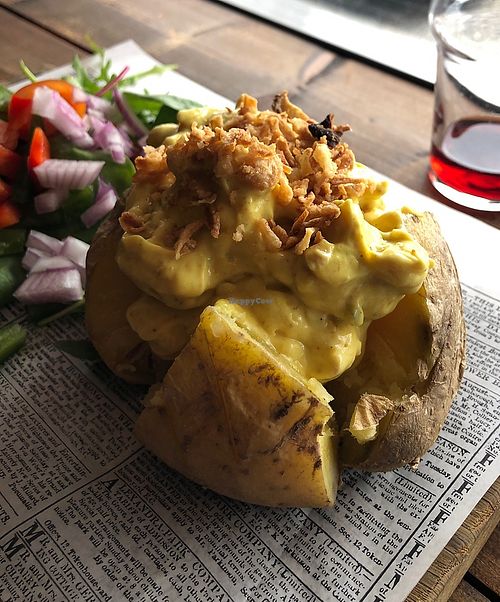 Baked potato with curry at Veganen in Varberg