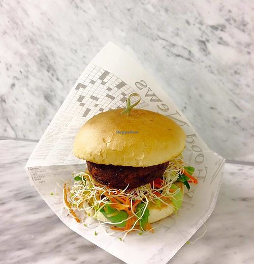 Vegan burger (red beet) at Frituur Chips in Antwerpen