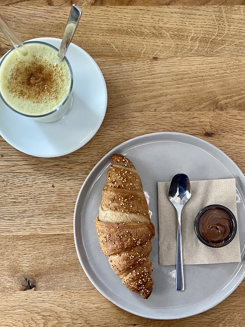 Veganes Croissant mit Schokoaufstrich at Sturbock Cafe in Wurzburg