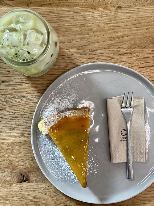 Matcha-Cake mit iced matcha at Sturbock Cafe in Wurzburg