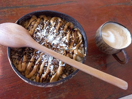 Snickers bowl & latte at Bom Bowls in Pai