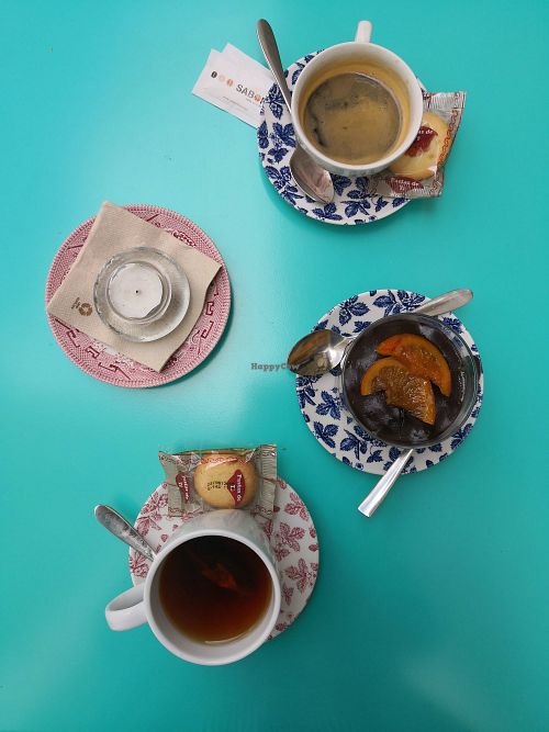 Té,  café y dulce de chocolate negro y naranja at Blu Cafe in Santiago De Compostela