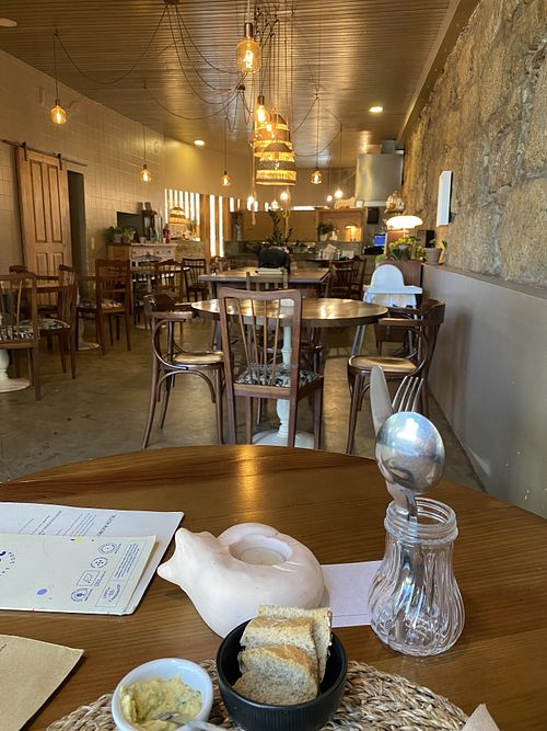 The starter and the main room (with no cats), there are a few tables outside at the entrance and also an outdoor room where the cats also have access.   at O Porto dos Gatos in Porto