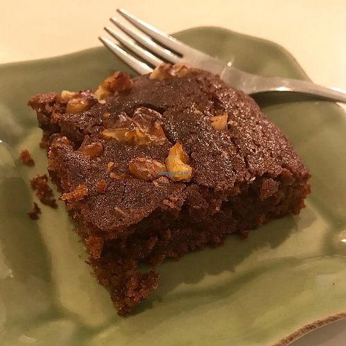 Vegan brownie at O Porto dos Gatos in Porto