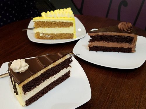 3 cakes to end the vegan tour at Freedom Cakes Bakery in Madrid