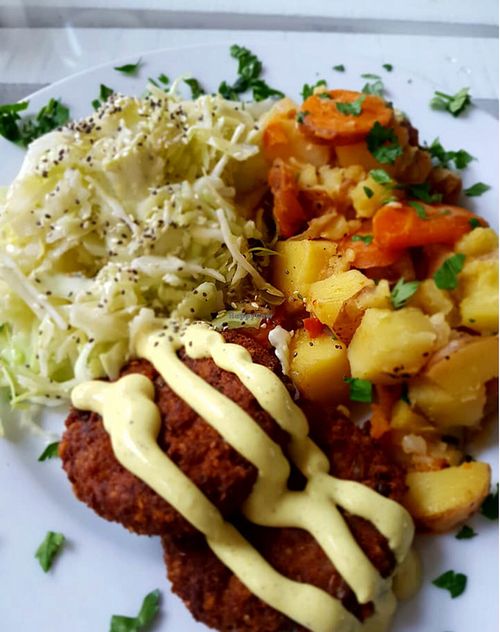 Coleslaw salad with baked potatoes and carrots and falafel at Simple Green & Bake in Zagreb