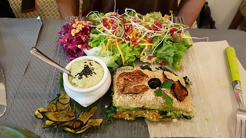 Raw spinach lasagna and zucchini hummus at Douceurs Vegetales in Toulouse