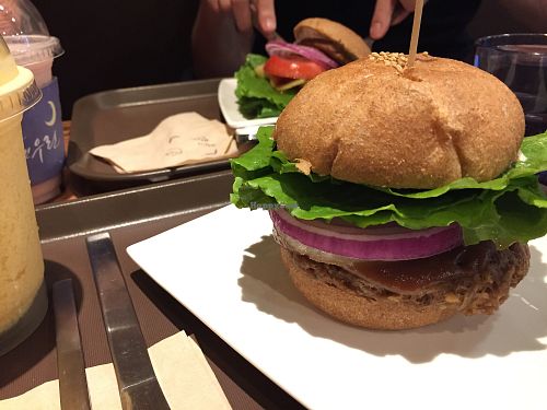 Soy steak burger at Falling in Love with Coffee in Seoul