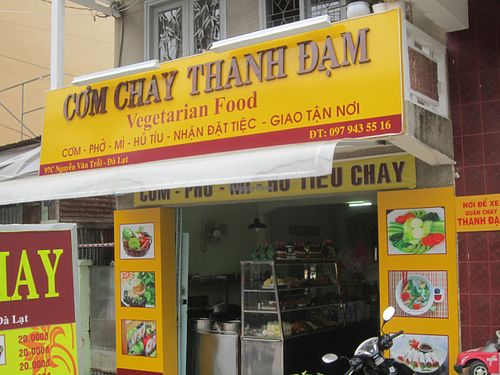 A bright and cheerful facade at Com Chay Thanh Dam in Da Lat