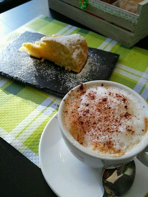 cappuccino with cake at Mi Sa di Sano in Sanremo