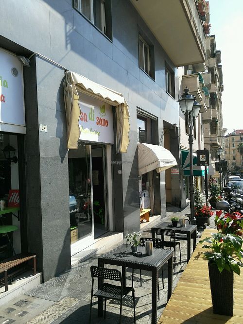 exterior seating at Mi Sa di Sano in Sanremo