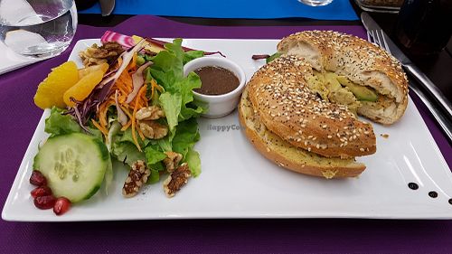 Vegan bagel (avocado, hummus, dried tomato) at Blue Teapot in Toulouse