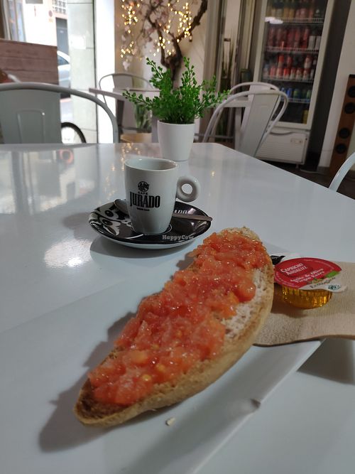 Desayuno Tostada con tomate at Vegan Bombon in Alicante