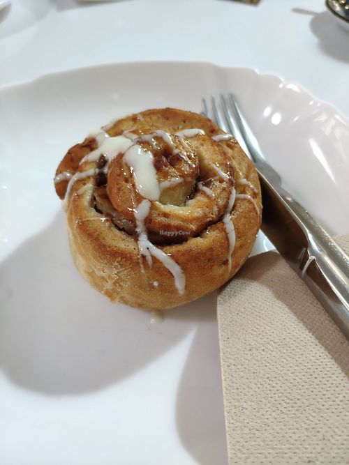 Cinnamon roll at Vegan Bombon in Alicante